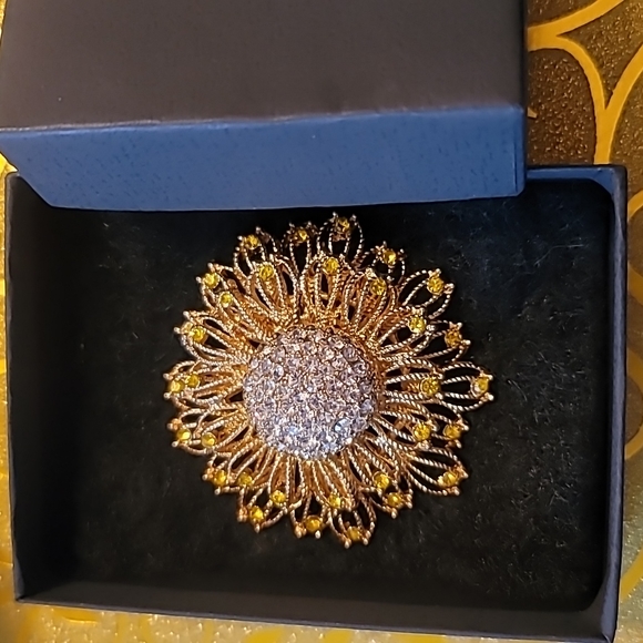 Napier Swarovski crystal large brooch. - Picture 7 of 8